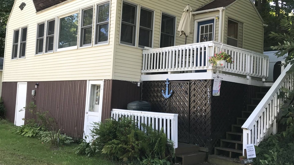 Ludington Cottage | LUCY'S LOFT - Way better than a motel!