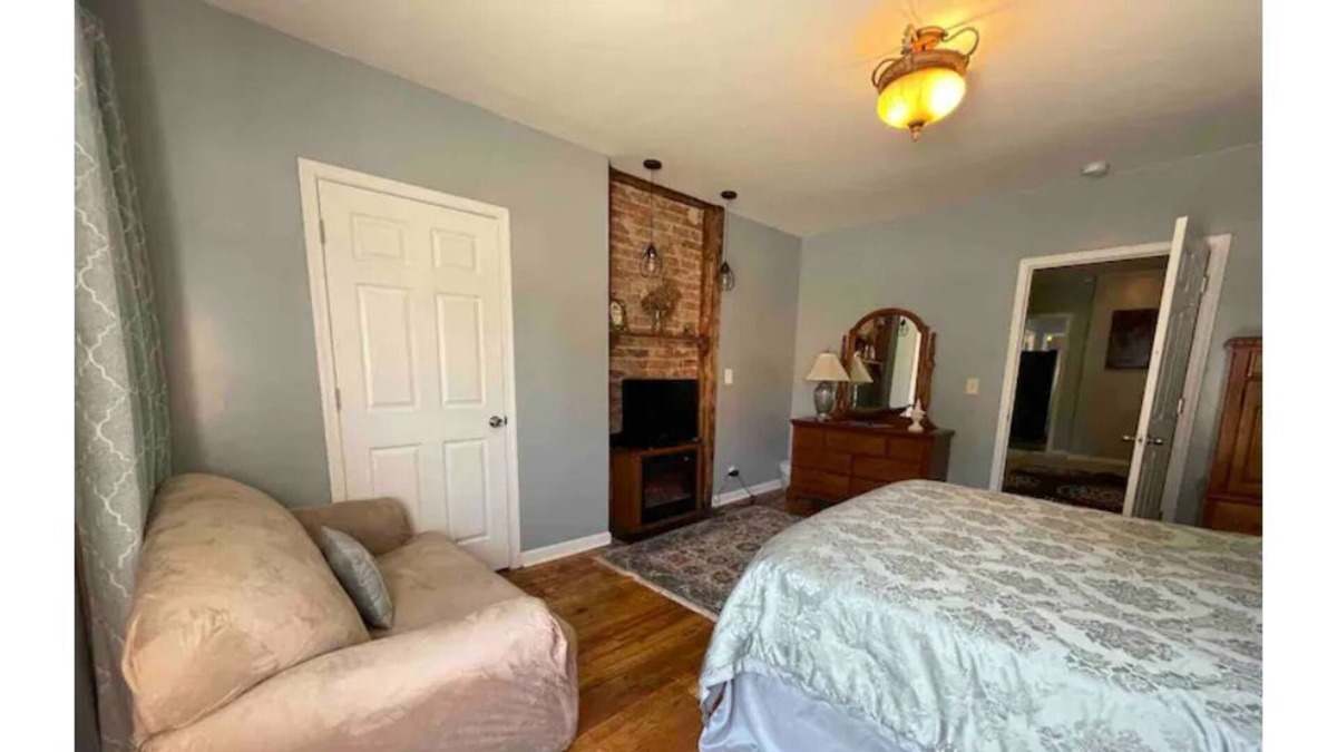 Ludlow Apartment | Ludlow bungalow, 5 minutes to cincy, 15 to cvg