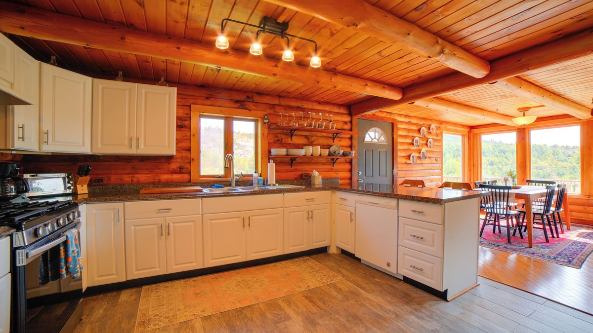 Ludlow Cabin | Ludlow Cabin: 3 Mi to Dtwn, Deck & Mountain Views