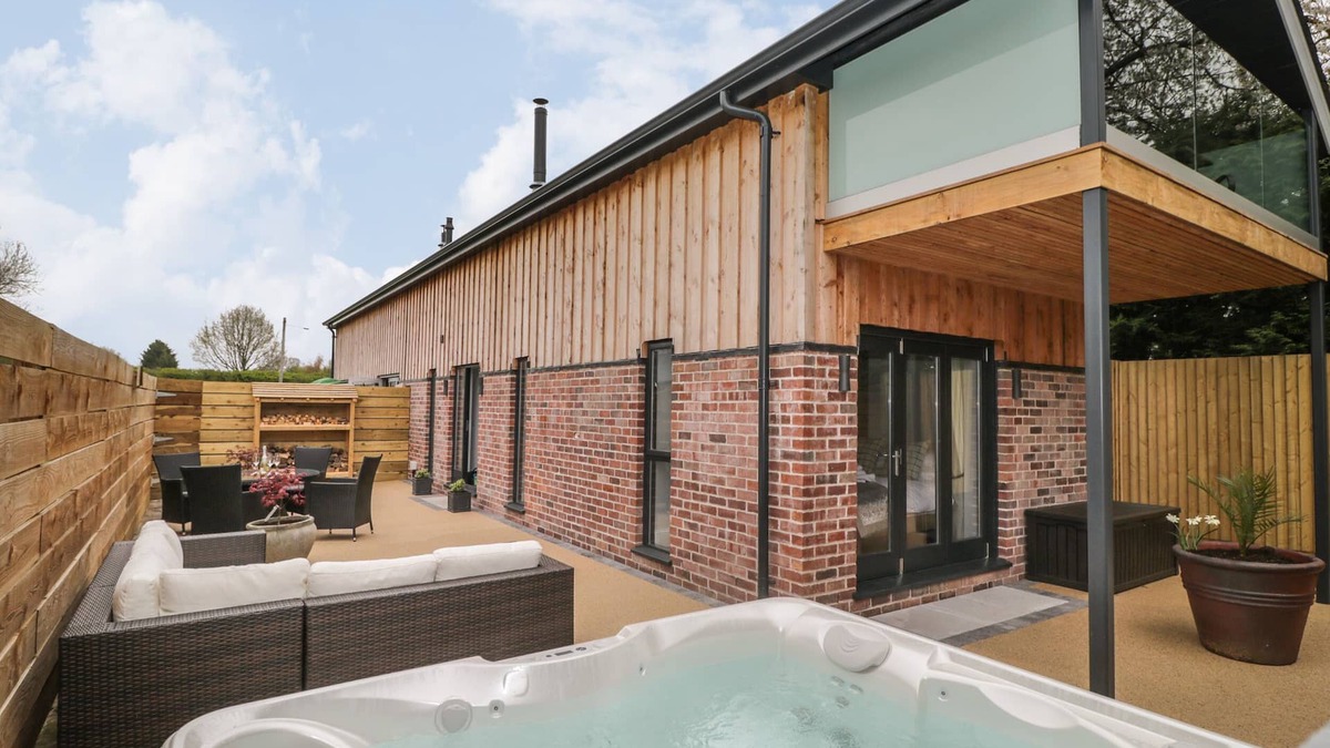 Hereford Cottage | LUGG VIEW, character holiday cottage, with hot tub in Hereford