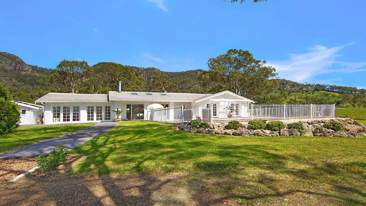 Gloucester House | LUJO HOUSE - Elegant & modern home - Retreat in Gloucester - Tranquil Rural Escape with Pool & Views