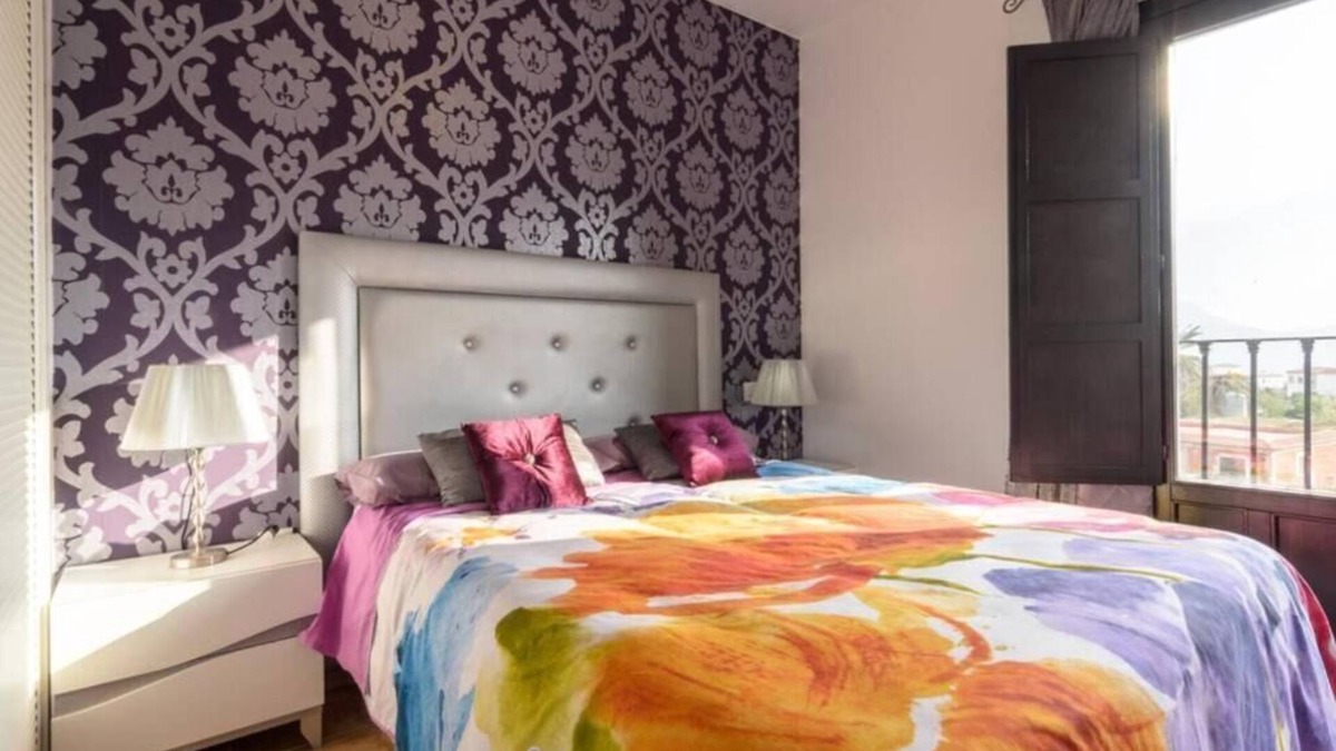 Velez de Benaudalla Apartment | Lujoso Apartamento Climatizado con Tres Piscinas, Parking Gratuito e Internet
