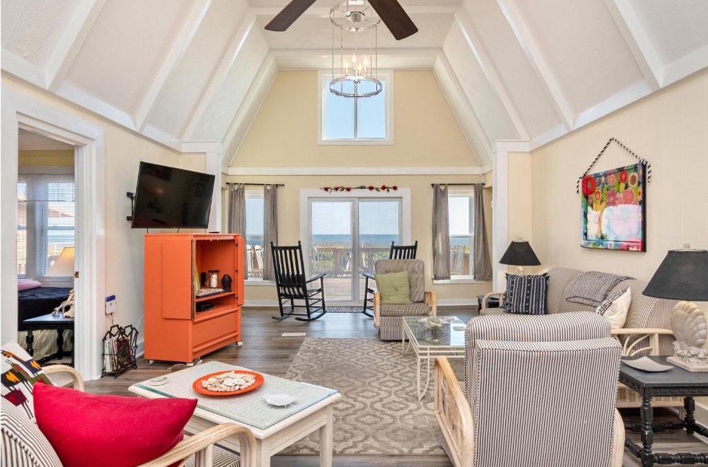 Caswell Beach House | Lukes Hideaway by Oak Island Accommodations