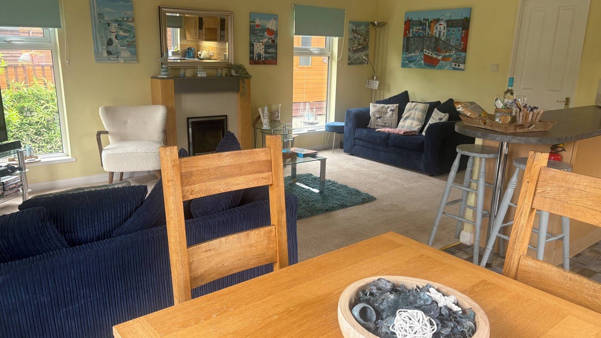Liverton Cabin | LUKES LODGE, DEVON, HOT TUB, PET FRIENDLY, sleeps 6 FINLAKE HOLIDAY PARK