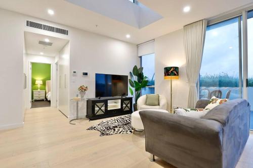 Leichhardt Apartment | Lumière Sanctuary - Antique Elegance with Parking