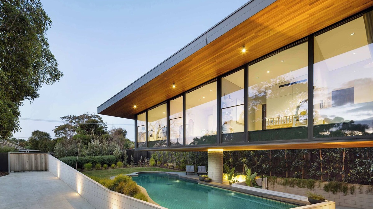 Mount Eliza House | Lumiere - Gas Heated Pool & Stroll to Beach