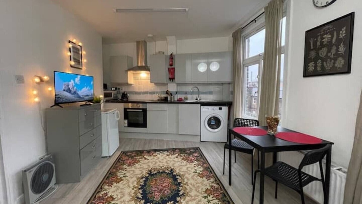 Homerton Apartment | Luminous Family Flat (4 guests)