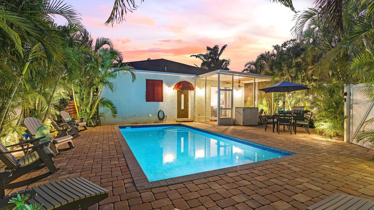 South Sarasota House | Luna Flores: Stunning Siesta Key Area with 2 Private Pools, Dog Friendly Perfect for Large Groups