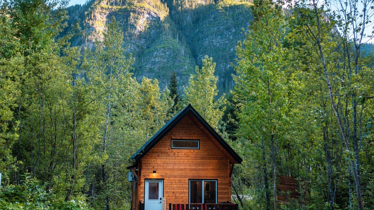 Revelstoke Cabin | Luna Lodge - Alpha Mountain Lodging + Sauna