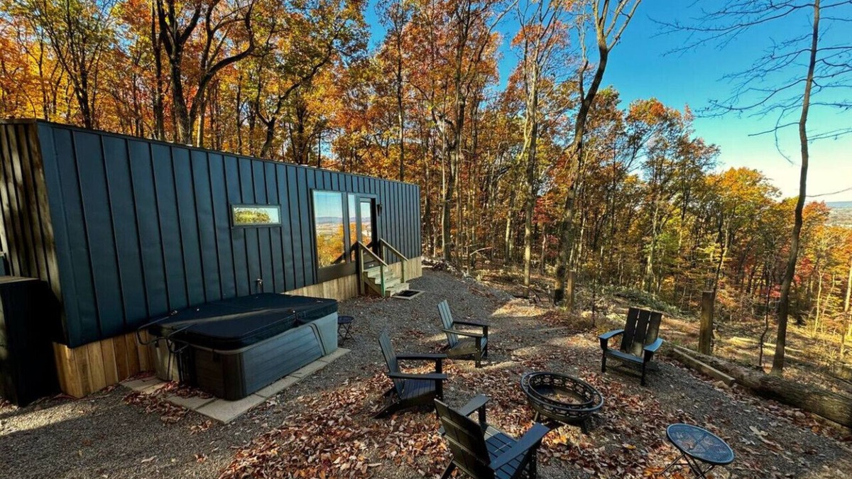 Womelsdorf House | Luna Lookout with hot tub