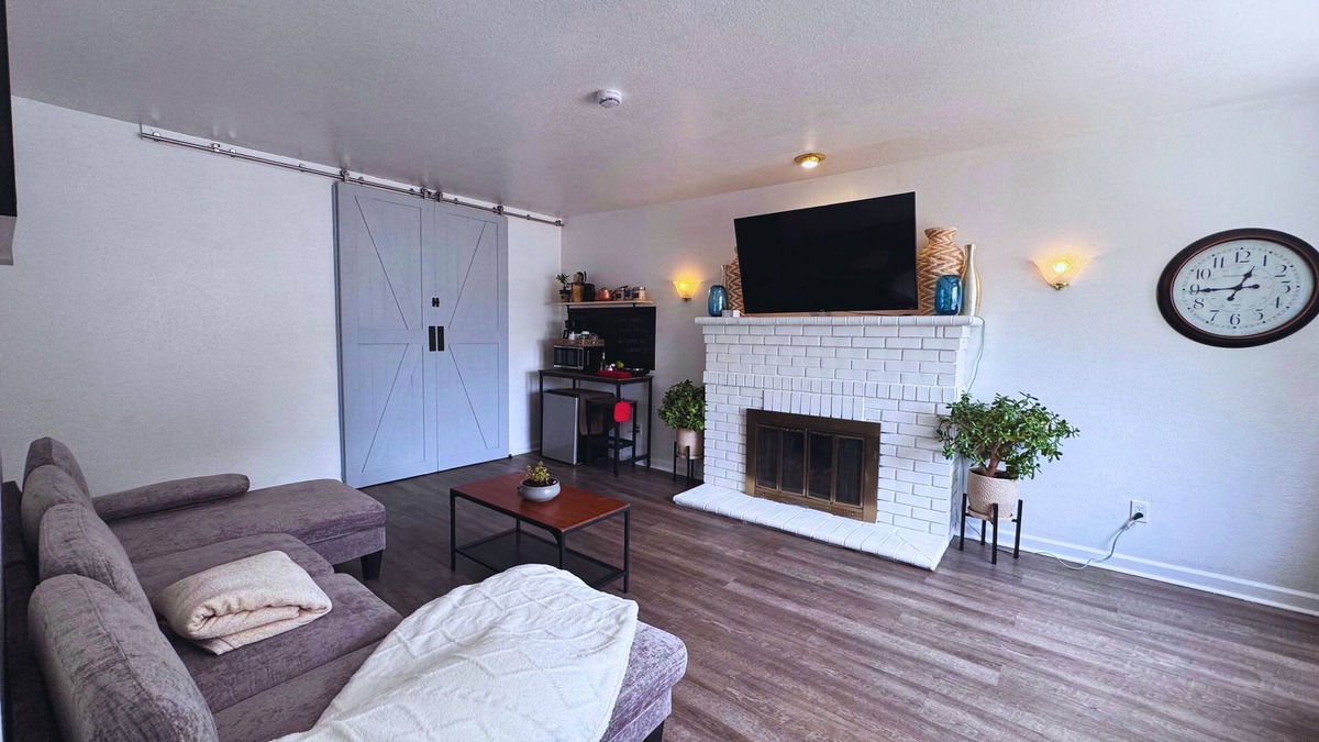 Castro Valley House | Luna's Hosted Retreat - Private Family & Pet Friendly 2BR Suite