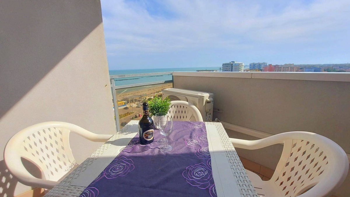 Lido di Pomposa Apartment | Lunch with a breathtaking view! Beachfront apartment in the center of Lido di Pomposa