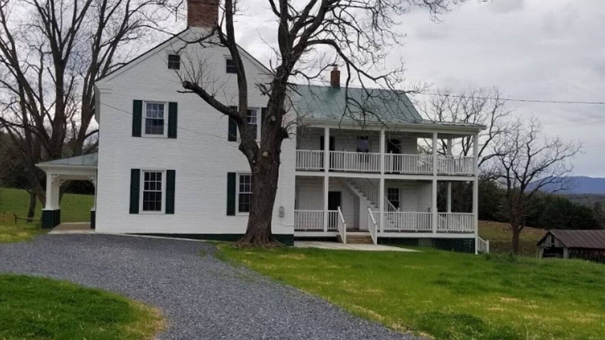 Luray House | Luray farmhouse on the river