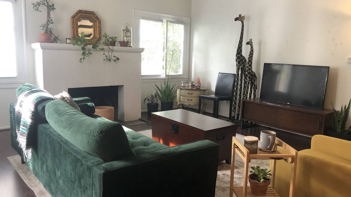 Larchmont House | Lush 2x2 Bungalow w/yard near Larchmont Village!