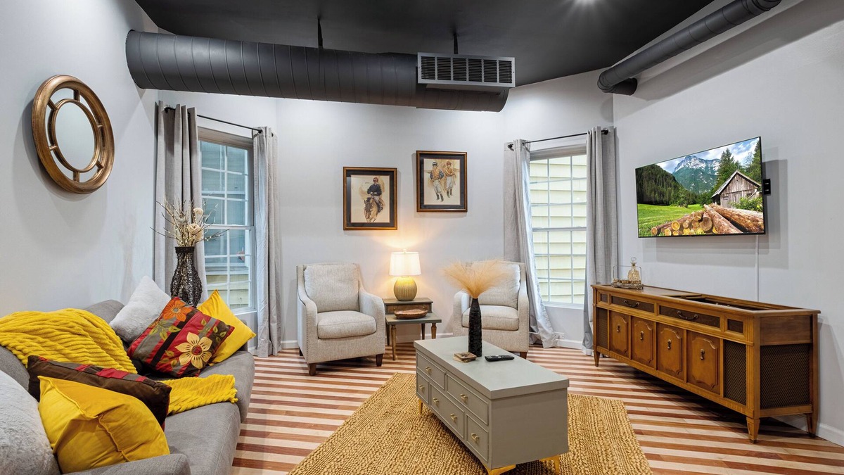 Wyandotte House | Lush 3BD Newly Renovated 1st FL By Churchill