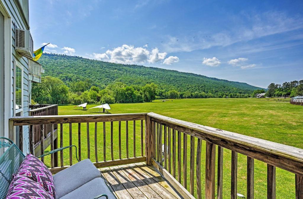 Wildwood Apartment | Lush Condo with Deck and Hang Gliding On-Site!