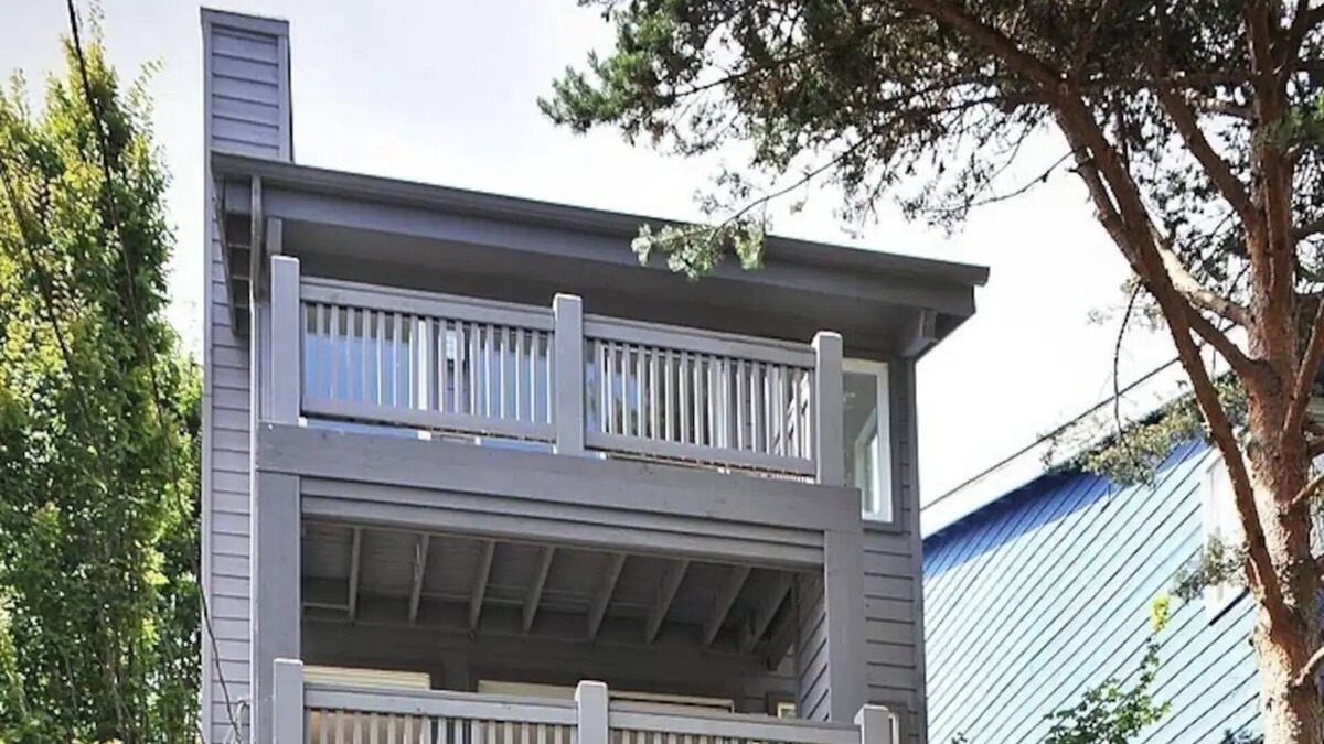 Stevens House | Lush Greenery in Centrally Located House with DECKS!