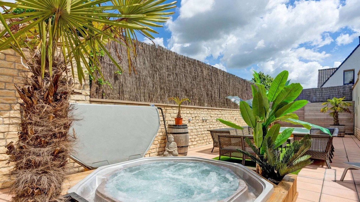 Avelgem House | Lush holiday home with spa and wellness