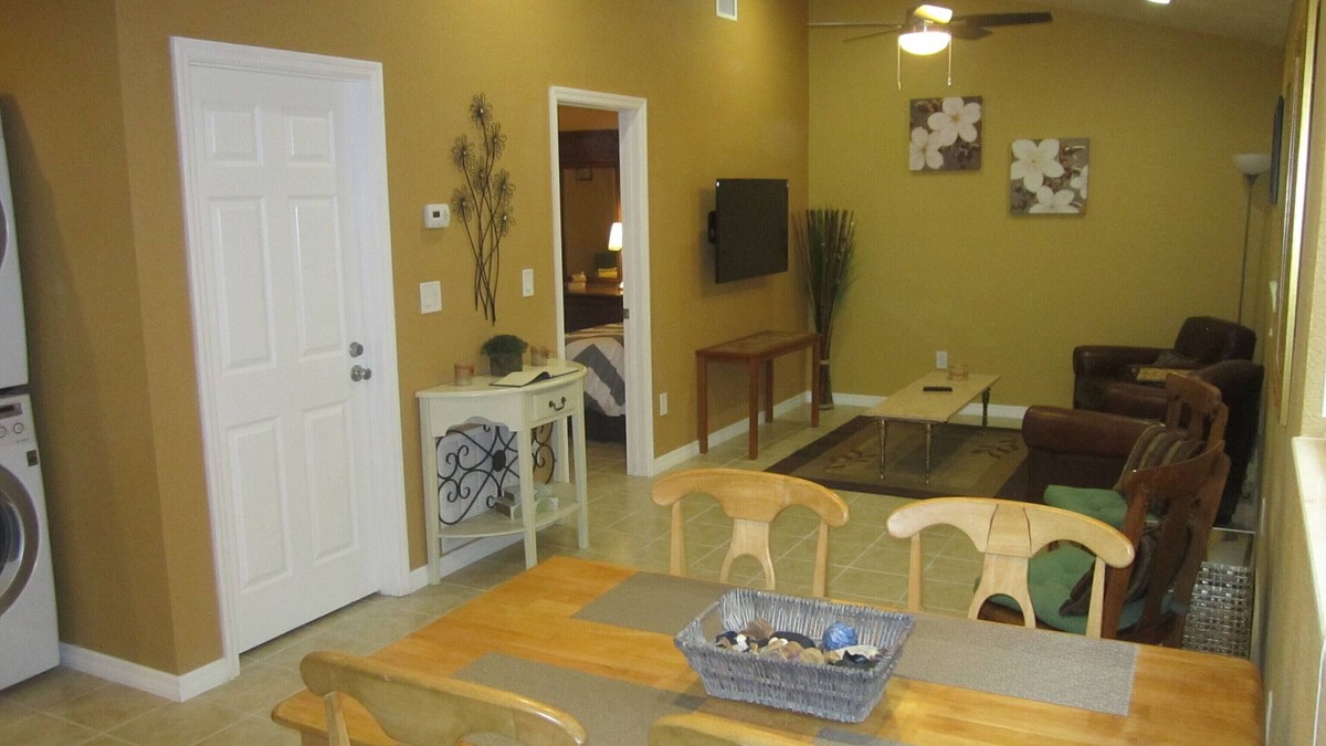 Lake Magdalene Apartment | Lutz Cottage Apartment - Beaches/Busch Gardens/Disney/USF/Pets