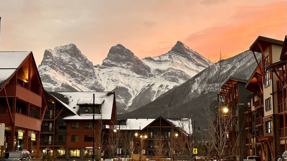 Canmore Condo | *LUX* 1 BR King Condo DT Canmore, Heated Parking, Hot tub