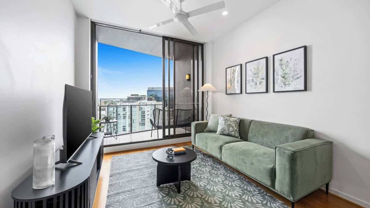 Newstead Apartment | Lux 17th Floor apt. w/King Beds, Gym & Parking