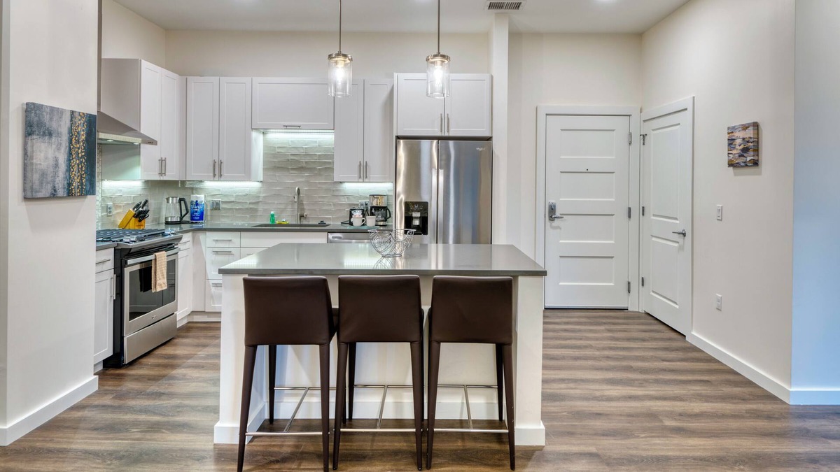 Hingham Apartment | Lux 2 Bed/2 Bath Apartment with Amenities Near Shipyards