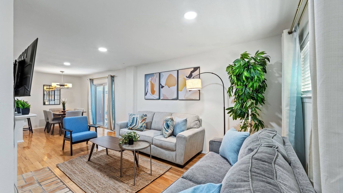 Oak Lawn Condo | Lux 2-bedroom Uptpwn condo with Parking and Wifi