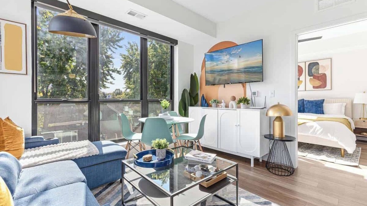 St. Anthony West Apartment | Lux 2BD Gym, Rooftop, Street Parking by DT, UMN