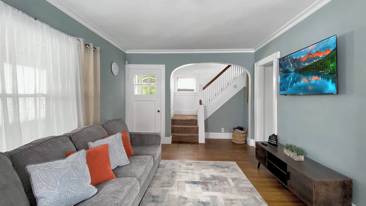 Rochester House | Lux 3BR, King Bed, Parking, Near UofR & Airport