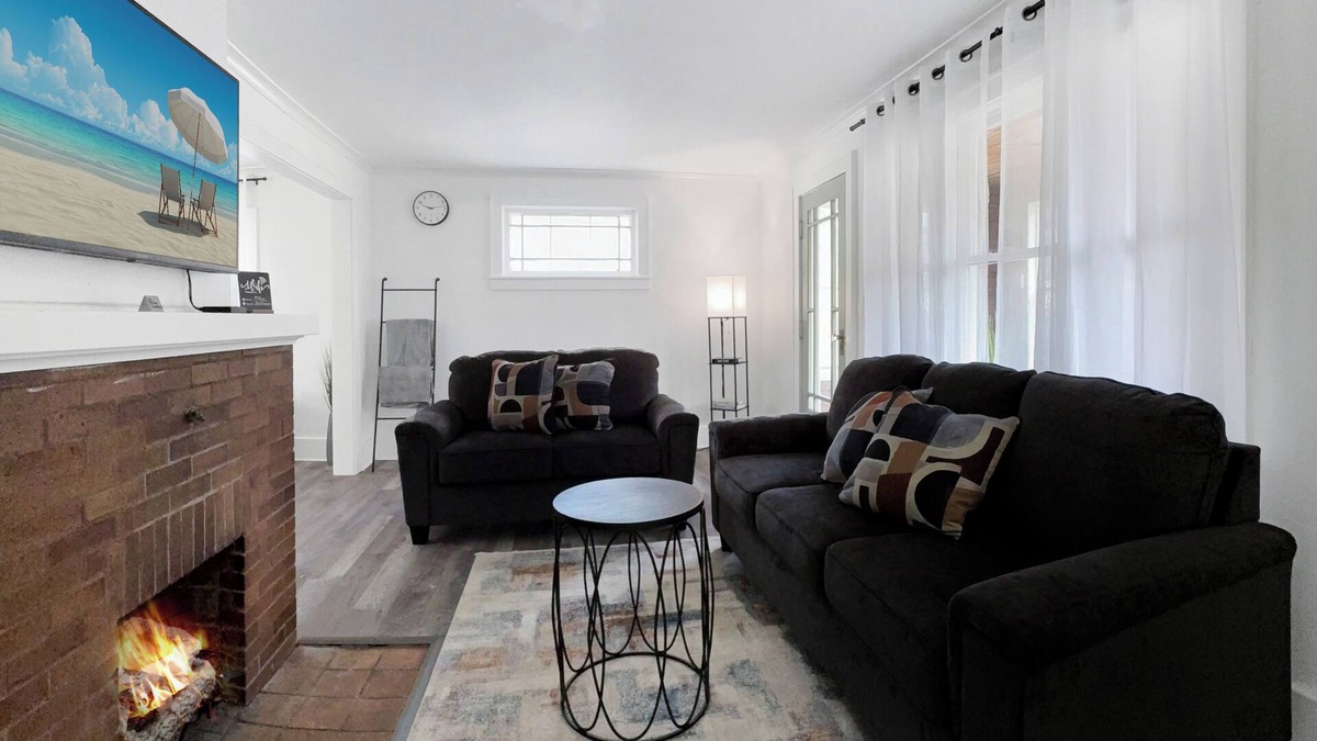 Rochester House | Lux 3BRKing Bed Parking Near UofR & Airport 1.5 BA
