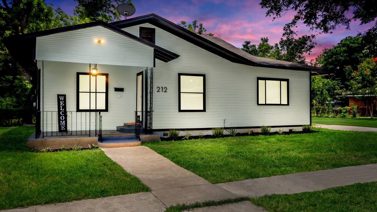 Harlandale House | Lux 4-bedroom Oasis Home, amenities, minutes from downtown & major attractions