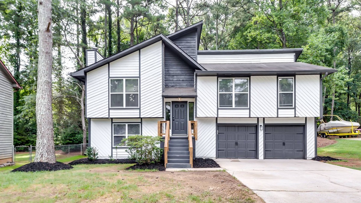Johns Creek House | Lux 4BR Retreat: 86" Smart TV, 3BT, Deck & Grill in Alpharetta