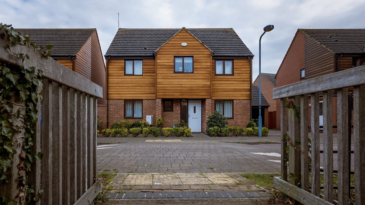 Milton Keynes House | Lux 5 bedroom Ulverston House with free parking
