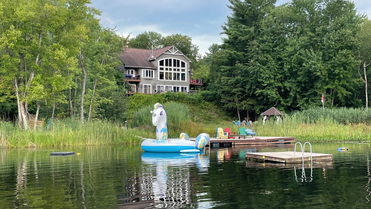 Norland Cottage | Lux 6 BDR/4 WR waterfront home for 14-private bay on exclusive lake 90 mins away