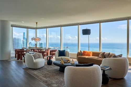 The Loop Apartment | Lux Apts with Lake Views and Top Amenities
