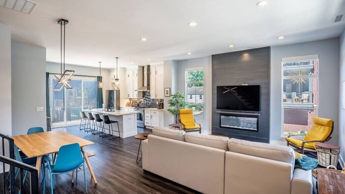 Westfield House | Lux Home 5 mins to Grand Park w Private Garage