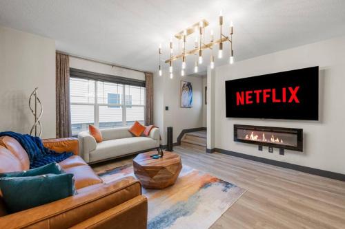 Jasper Place House | Lux Home by WEM with Hot Tub