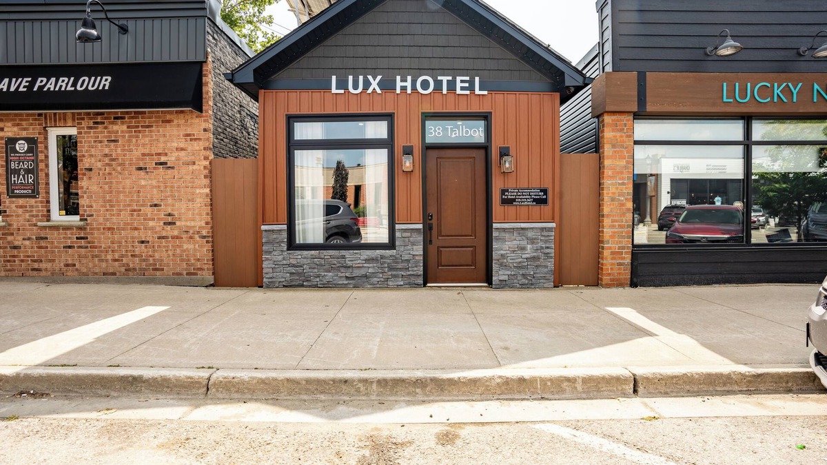 Harwich Hotel | Lux Hotel in Blenheim