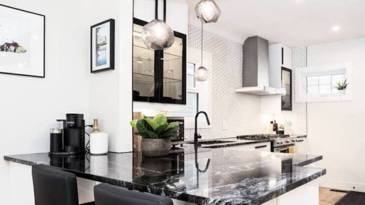 Edmonton House | Lux House Near It All: Park/Walk/Chill/Explore