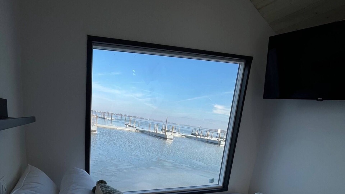 Sandusky Boat Rental | Lux Houseboat #1 at SoLSTAY