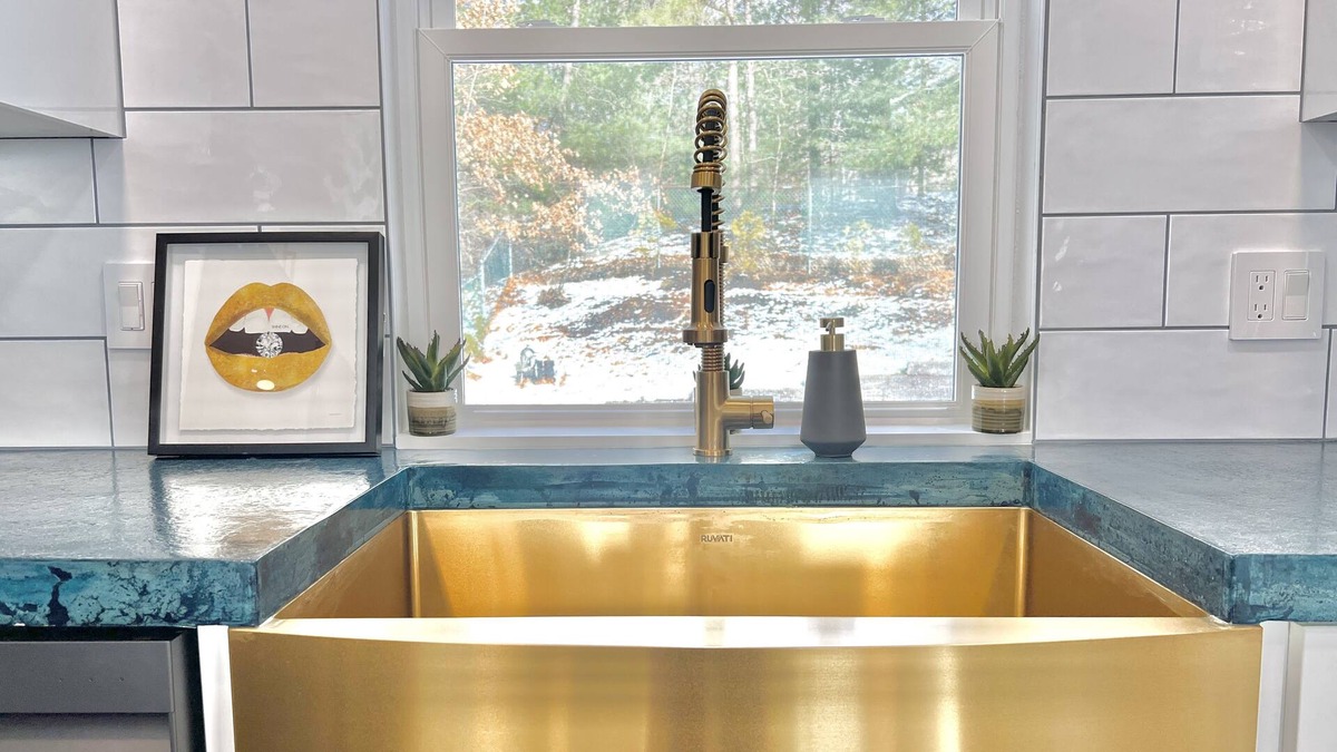 Marlborough House | LUX Lake-house + Pool near BOSTON 4bed2bath* ComplimentaryParking* Wifi*Lakeview