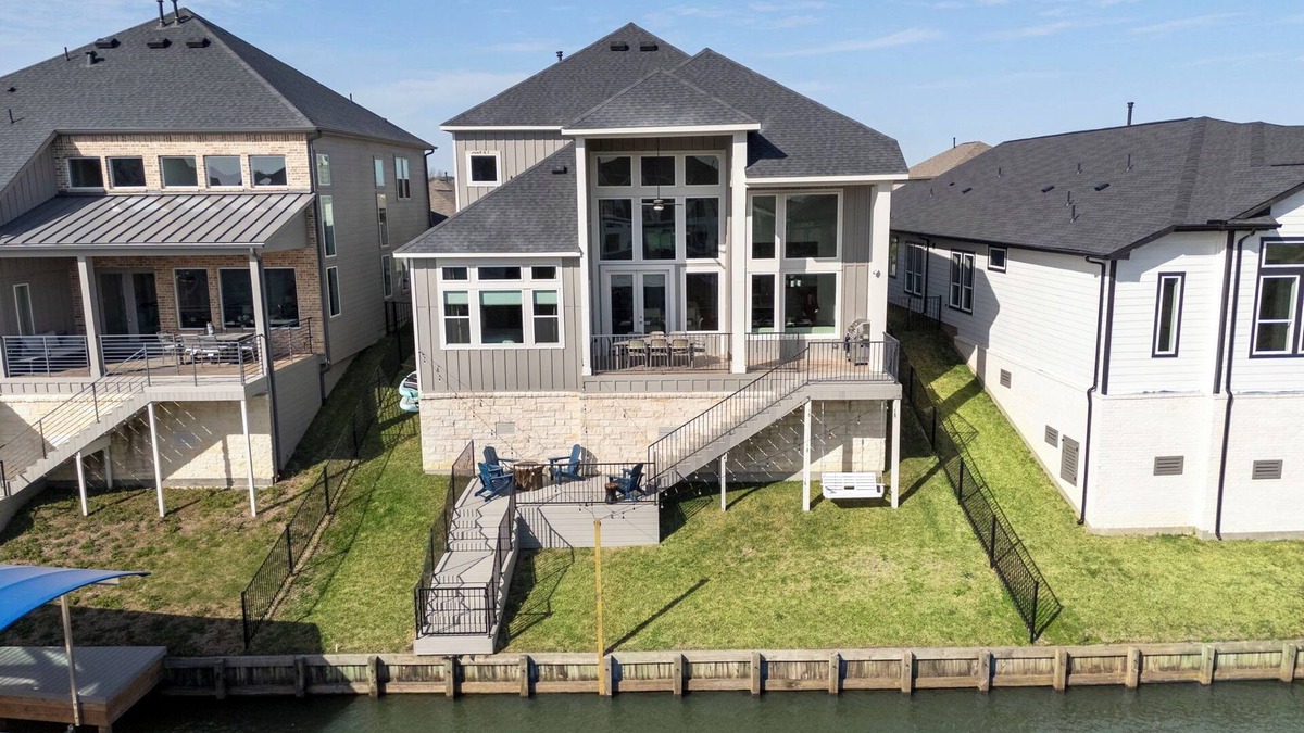 French Quarter House | Lux Lakefront with Game-room, Community Pool, Paddleboards, and more!