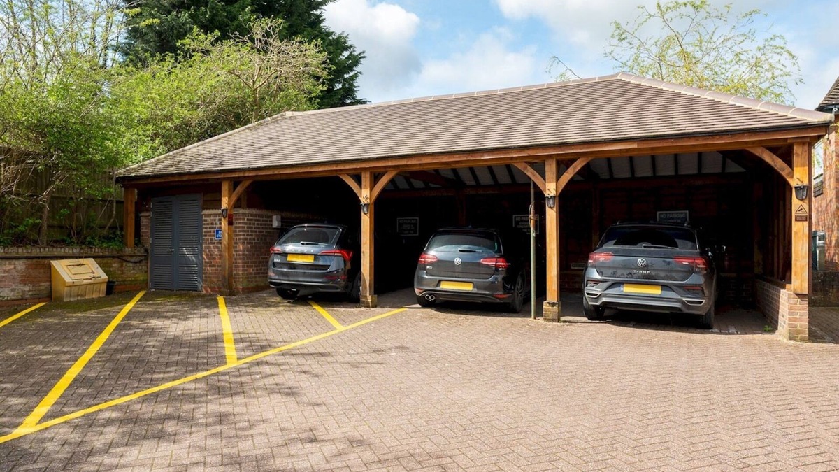 Amersham Apartment | Lux, Light & Spacious- Chilterns | Pass the Keys
