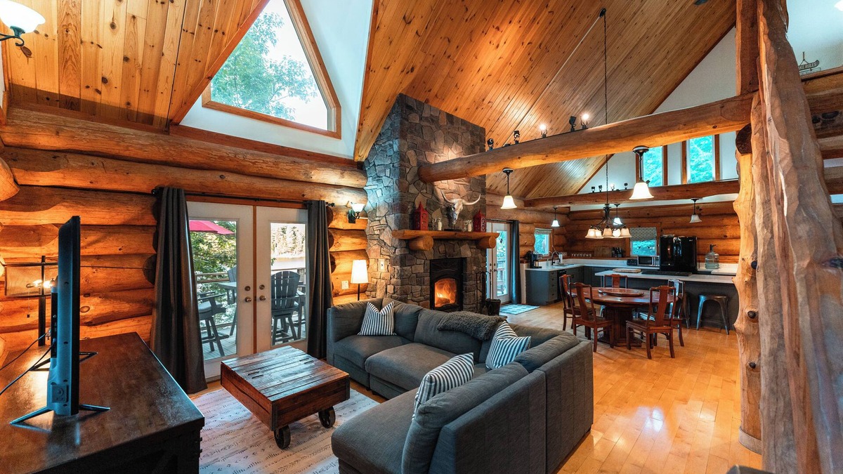 Catchacoma Cabin | Lux Log Home | LAKE | DOCK | SAUNA | PET | HAMMOCK