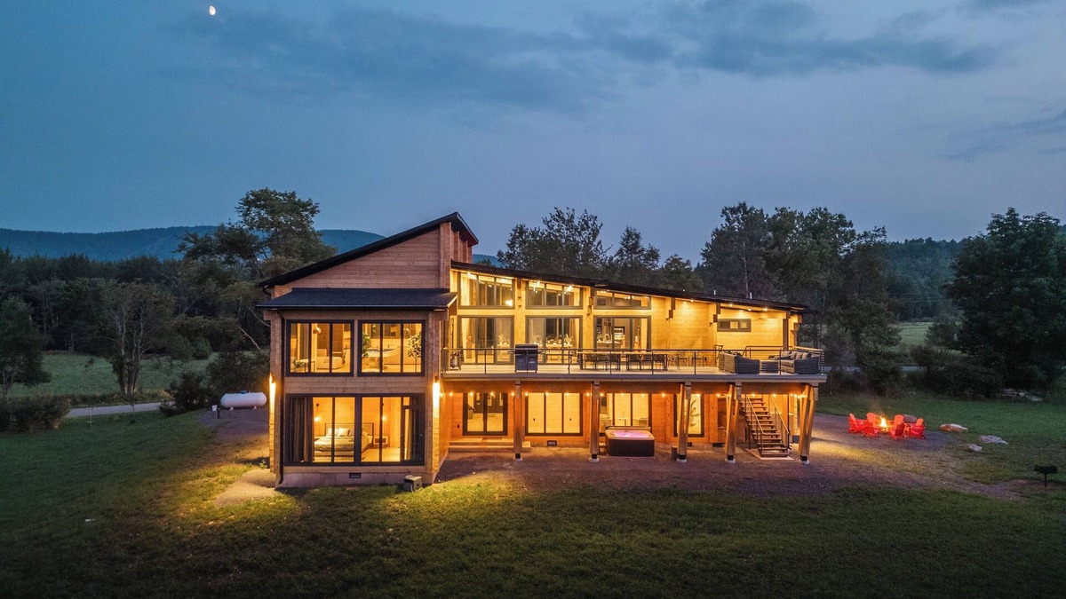 Windham Ski Chalet | Lux Mansion Windham, Catskills Hot Tub, BBQ, Pool Table, Fire pit, Pond