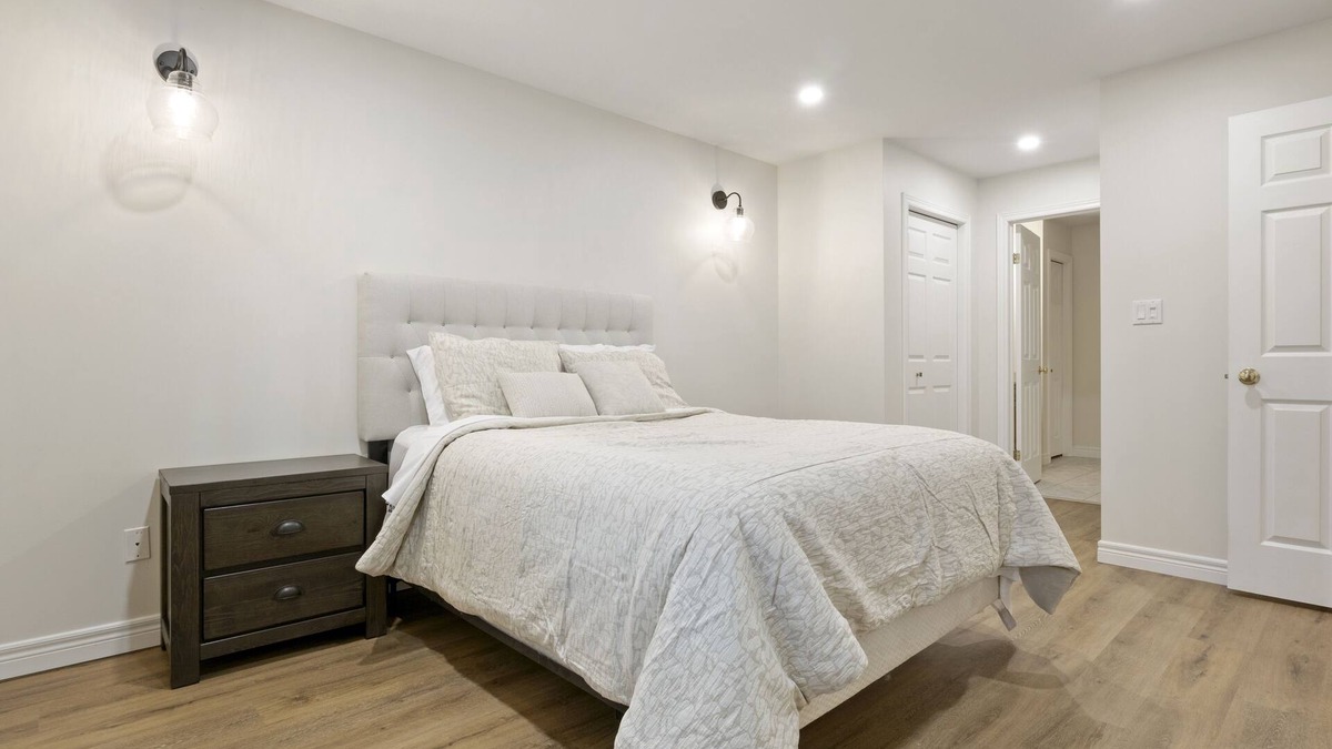 Woodslee House | Lux. Modern Blue Heron Home Fireplace, Garage, Pet-Friendly, easily accessible!