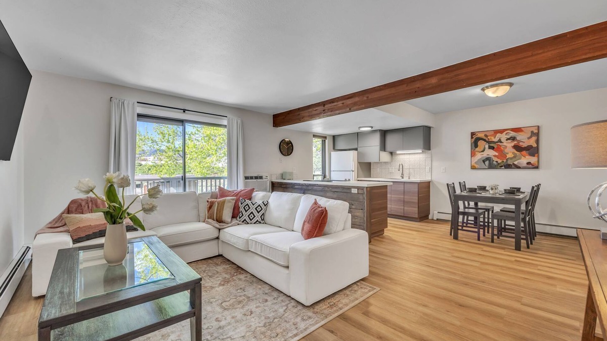 East Boulder Condo | LUX Modern Condo - POOL - Free Parking - CLEAN