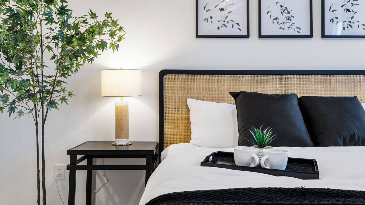 Forney House | Lux New Build, King Bed, Roku TVs, Patio