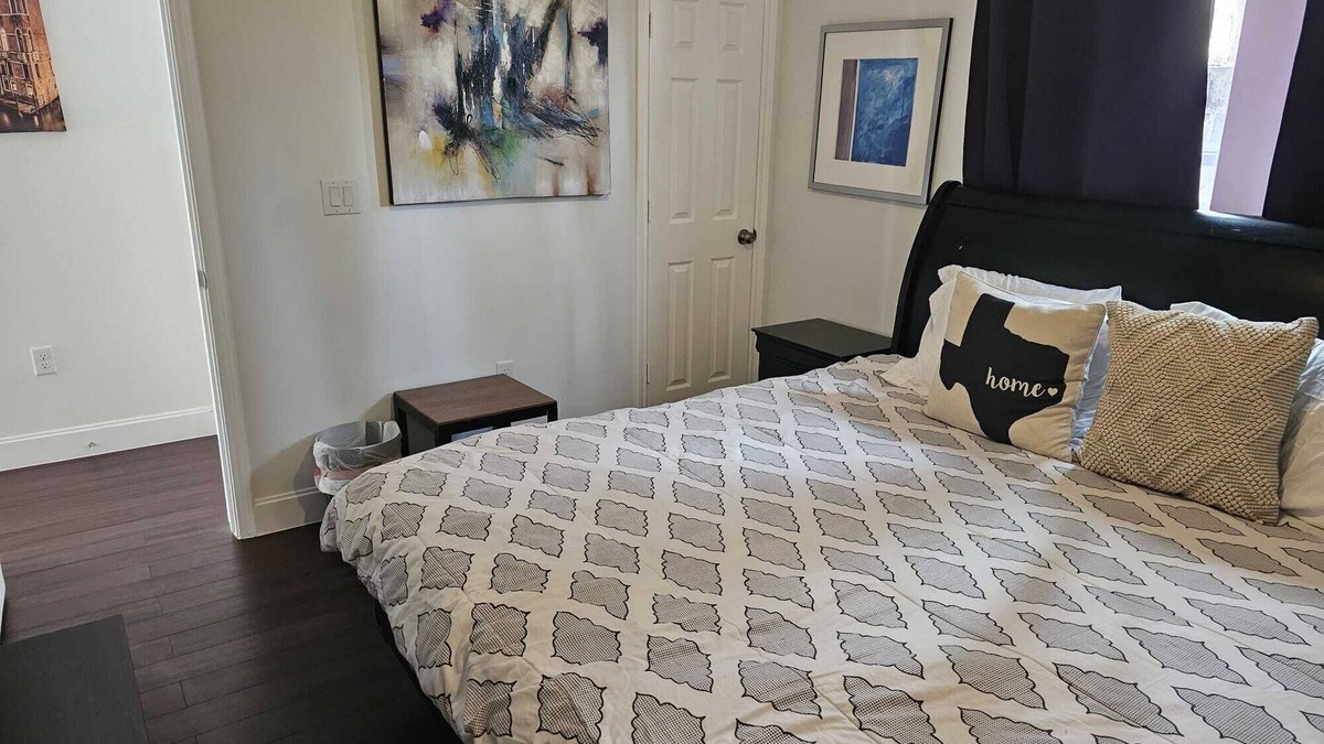 Garden Oaks House | Lux Retreat 3BR Home-Sleeps 10