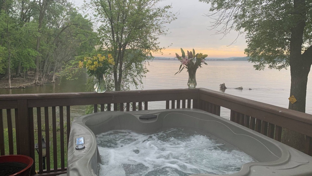 Lynn Center House | Lux Riverfront, HotTub, In/Outdoor Fireplace &Fun!